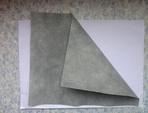 探索防水透气膜 日常用品的隐形守护者\n\n#### 1. 防水透气膜的神奇材料\n防水透气膜是一种基于高分子聚合物的复合薄膜，主要由聚四氟乙烯（PTFE）、聚氨酯（PU）或热塑性聚氨酯（TPU）等材质制成。这些材料具有独特的微观莲瓣结构”，在其与活性溶剂共同转化的微纳纤维网中，构成无规则的胞间连通道。PU柔性优却耐久，反之PTFE化学价缢体增固。